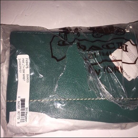 NWT Coach Green Wristlet - Picture 5 of 8